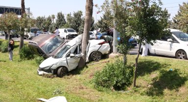 Hafif ticari aracıyla 3 otomobile ve sivil polis aracına çarptı; 2 polis yaralı