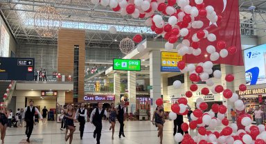 Havalimanında Zafer Bayramı coşkusu