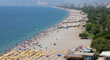 Konyaaltı Sahili'nde hafta sonu yoğunluğu