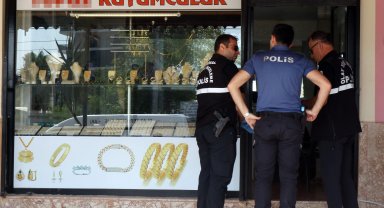 Kuyumcuyu bıçakla tehdit ederek 600 bin TL'lik bilezik alıp kaçan şüpheli yakalandı