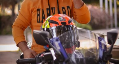 Ön tekerini kaldırarak kullandığı motosikletiyle yaptığı kazada öldü