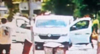 Önünü kestikleri otomobilin camını kırdılar