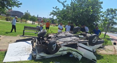 Otomobil ağaca çarpıp ters döndü, sürücü yaralandı