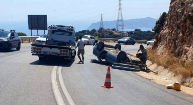 Otomobil kayalıklara çarptı: 2 yaralı