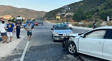 Otomobiller çarpıştı: 7 yaralı