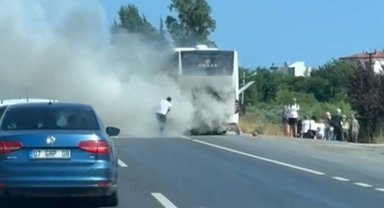 Seyir halindeki tur otobüsü yandı