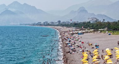 Sıcaktan bunalanlar denizde serinledi