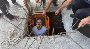 Su deposunda merdivenden düşüp, bacağı kırılan işçiyi itfaiye kurtardı