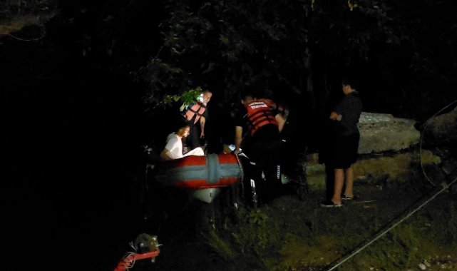 Su seviyesi yükselince ırmaktaki adacıkta mahsur kalan 2 kişi kurtarıldı