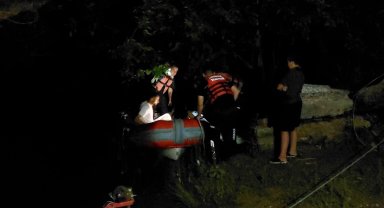 Su seviyesi yükselince ırmaktaki adacıkta mahsur kalan 2 kişi kurtarıldı