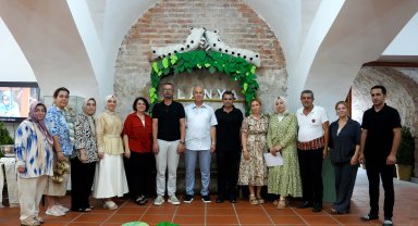 Tarihi Bedesten'de 'İpeğin İzinde' sergisi açıldı