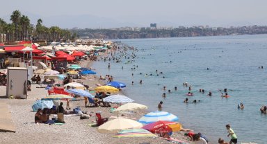 Tatilciler, sıcaklığı 31 derece ölçülen denizde serinlemeye çalıştı