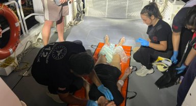 Tekneden düşüp yaralanan kadın, botla tahliye edildi