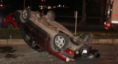 Trafik ışığı direğine çarpan otomobil takla attı