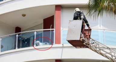 Yangında balkonda mahsur kalan köpeği itfaiye kurtardı
