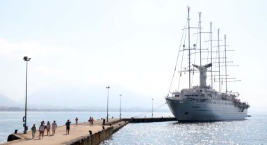 Yelkenli yolcu gemisi Club Med 2, Alanya Limanı'na demirledi