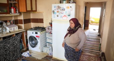 Yıkılacak binada bir başına kaldı