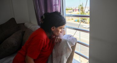 Yürüyebilmek için destek bekleyen Leyla'nın sokağı izlediği pencere, dünyası oldu