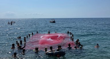 Zafer Bayramı'nı su altında bayrak açarak kutladılar