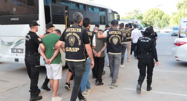 Antalya ve İstanbul'da silahlı suç örgütüne eş zamanlı operasyon: 2 tutuklama