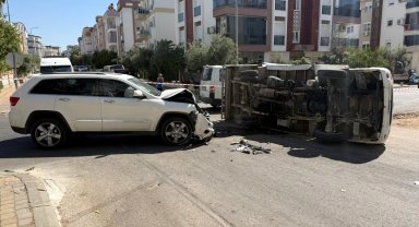 Antalya'da cip ile kamyonet kazasında 2 yaralı