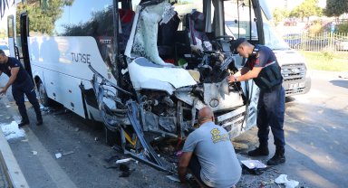 Antalya'da midibüsler çarpıştı; 15 yaralı- Yeniden