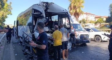 Antalya'da midibüsler çarpıştı; yaralılar var