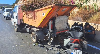 Atık toplama kamyonuna çarpan motosikletin sürücüsü öldü