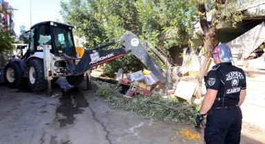 Çöp evden 2 kamyon atık çıktı