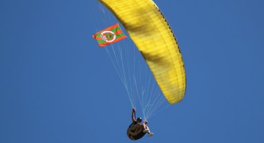 Dünya üçüncüsü sporcu paraşütle tesislere inip, kupayı başkana verdi