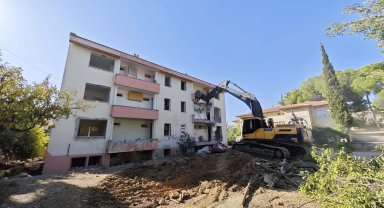 Eski adliye lojmanı yıkıldı