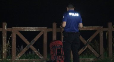 Falezlerden düşen kadının çantası ve terlikleri bulundu