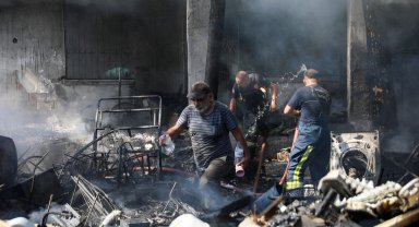 Her şeyini kaybettiği yangına müdahale eden itfaiyecilere su taşıdı