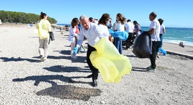 Kemer'de sahil temizliği