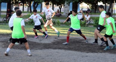 Muhtar, mahallesine futbol sahası kazandırdı