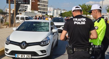 Otomobilin çarptığı baba- oğul yaralandı