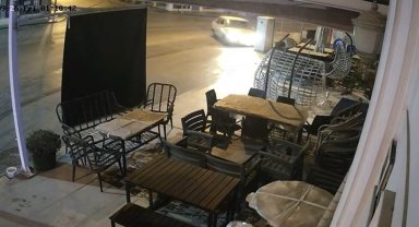 Otomobiliyle elektrik panosuna çarpıp, yoluna devam etti