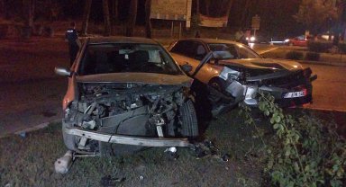 Otomobiller çarpıştı: 5 yaralı