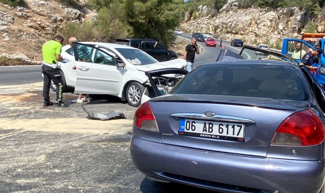 Otomobiller çarpıştı: 8 yaralı