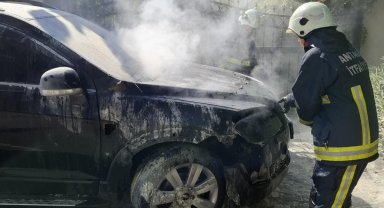 Park halindeki araç yandı