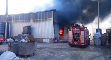 Polyester fabrikasında yangın