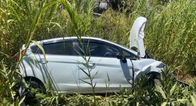 Şarampolden yuvarlanan otomobilin sürücüsü yaralandı