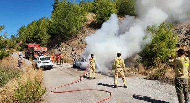 Serik'te seyir halinde alev alan otomobil yandı