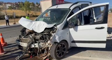 TIR ile ticari araç çarpıştı