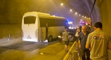 Tüneldeki zincirleme kazada 10 kişi yaralandı, trafik 3 saat kilitlendi