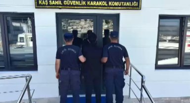 Yüzerek Yunan adasına kaçmaya çalışan firari yakalandı