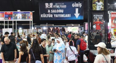 15. Antalya Kitap Fuarı'nda yazarlar okurlarıyla buluştu