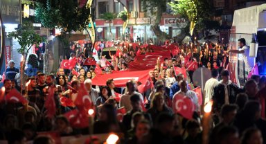 200 metrelik bayrakla fener alayı