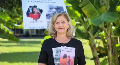 Annesinin 'kız çocuklarını okutun' vasiyetini, yazdığı kitapların geliriyle gerçekleştiriyor