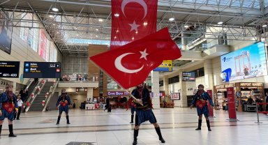 Antalya Havalimanı'nda Cumhuriyet coşkusu